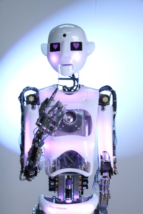 MapleSim contribue à la conception du robot RoboThespian sachant parler et marcher